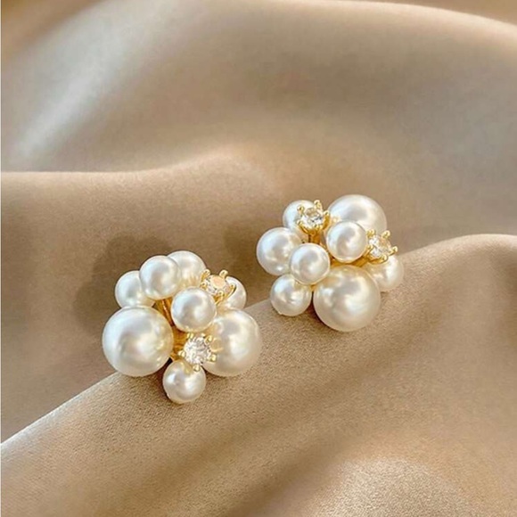 Jewelry - Elegant Pearl Cluster Earrings